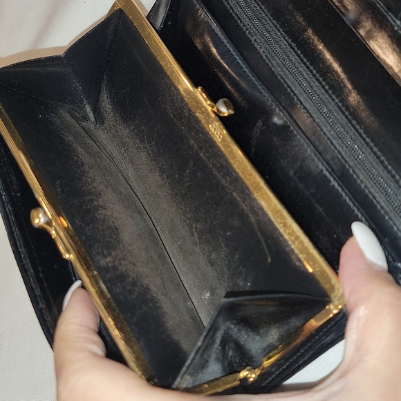 Authentic Gucci patent kisslock compact wallet - Picture 10 of 11